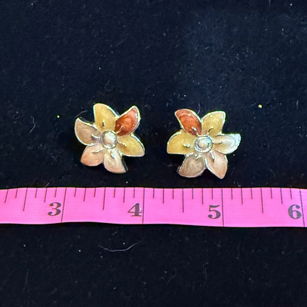 Vintage Style Enamel Flower Stud Earrings Yellow Orange Floral Silver Tone 1